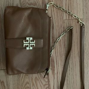 Tory Burch crossbody bag. Zipper. Gold hardware.